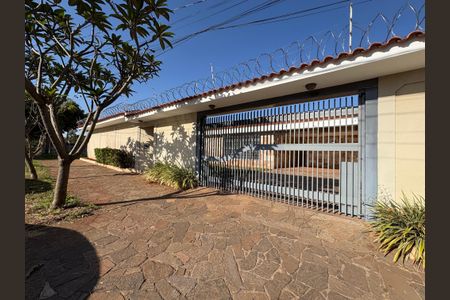 Casa para alugar com 241m², 6 quartos e 4 vagas Casa para alugar com 241m², 6 quartos e 4 vagasFachada