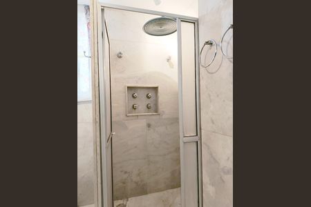 Casa à venda com 231m², 3 quartos e 4 vagasBanheiro da Suíte 1