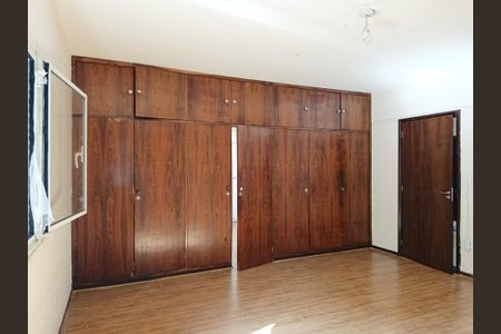 Casa à venda com 231m², 3 quartos e 4 vagasSuíte 1