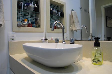 Apartamento à venda com 87m², 2 quartos e 2 vagasBanheiro da Suíte