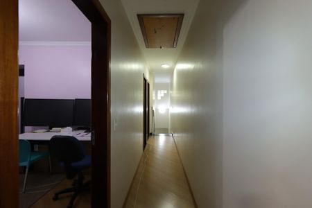 Apartamento à venda com 200m², 4 quartos e 3 vagasCorredor piso superior
