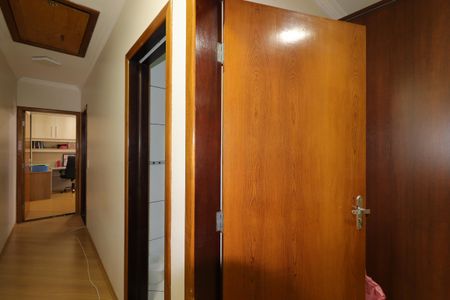 Apartamento à venda com 200m², 4 quartos e 3 vagasCorredor piso superior