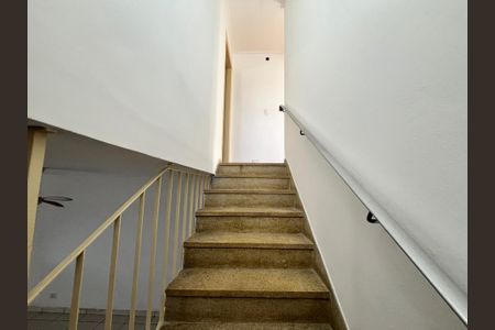 Casa à venda com 130m², 3 quartos e 2 vagasEscada