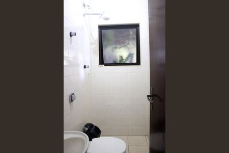 Casa à venda com 250m², 4 quartos e 4 vagasBanheiro da área de serviço