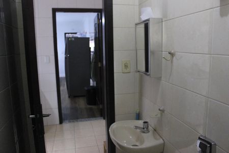 Casa à venda com 250m², 4 quartos e 4 vagasBanheiro da área de serviço