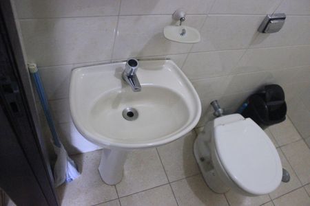 Casa à venda com 250m², 4 quartos e 4 vagasBanheiro da área de serviço