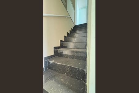 Apartamento à venda com 100m², 2 quartos e 2 vagas Apartamento à venda com 100m², 2 quartos e 2 vagasEscada