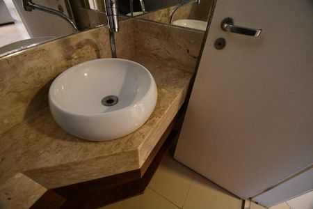 Casa de condomínio à venda com 200m², 3 quartos e 4 vagasLavabo