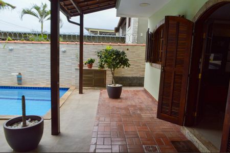 Casa à venda com 219m², 3 quartos e 3 vagas Casa à venda com 219m², 3 quartos e 3 vagasPiscina