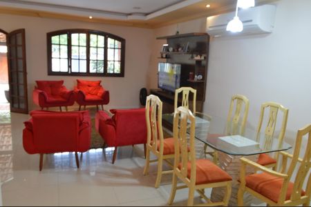 Casa à venda com 219m², 3 quartos e 3 vagas Casa à venda com 219m², 3 quartos e 3 vagasSala