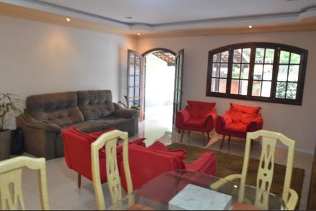 Casa à venda com 219m², 3 quartos e 3 vagas Casa à venda com 219m², 3 quartos e 3 vagasSala