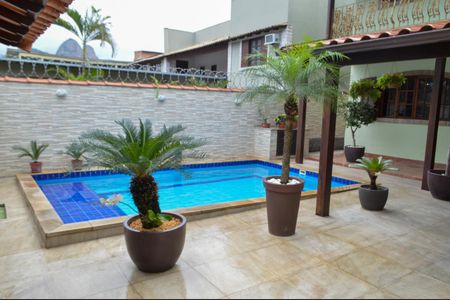 Casa à venda com 219m², 3 quartos e 3 vagas Casa à venda com 219m², 3 quartos e 3 vagasPiscina