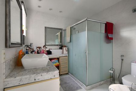 Casa de condomínio para alugar com 600m², 4 quartos e 2 vagas Casa de condomínio para alugar com 600m², 4 quartos e 2 vagasBanheiro da Suíte 1