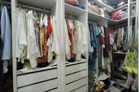 Casa de condomínio para alugar com 600m², 4 quartos e 2 vagas Casa de condomínio para alugar com 600m², 4 quartos e 2 vagasCloset da suíte 4