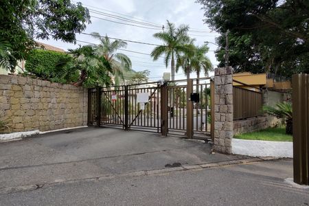 Casa de condomínio para alugar com 600m², 4 quartos e 2 vagas Casa de condomínio para alugar com 600m², 4 quartos e 2 vagasFachada do condomínio