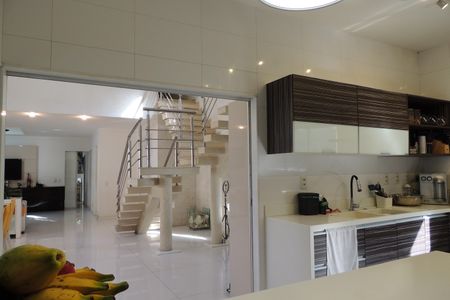 Casa de condomínio para alugar com 600m², 4 quartos e 2 vagasCozinha - Armários