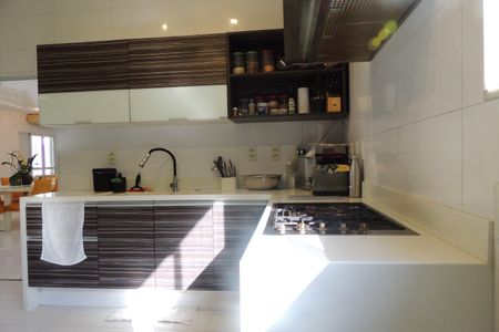 Casa de condomínio para alugar com 600m², 4 quartos e 2 vagasCozinha - Armários