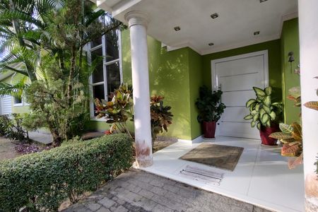 Casa de condomínio para alugar com 600m², 4 quartos e 2 vagas Casa de condomínio para alugar com 600m², 4 quartos e 2 vagasFachada