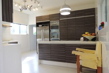 Casa de condomínio para alugar com 600m², 4 quartos e 2 vagasCozinha - Armários