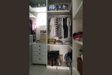 Casa de condomínio para alugar com 600m², 4 quartos e 2 vagasCloset da suíte 2