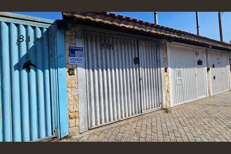 Casa à venda com 110m², 2 quartos e 2 vagas Casa à venda com 110m², 2 quartos e 2 vagasFachada