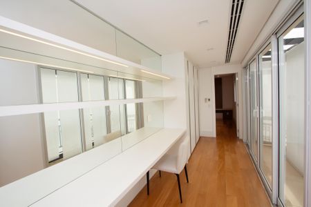 Apartamento à venda com 275m², 3 quartos e 5 vagas Apartamento à venda com 275m², 3 quartos e 5 vagasCorredor