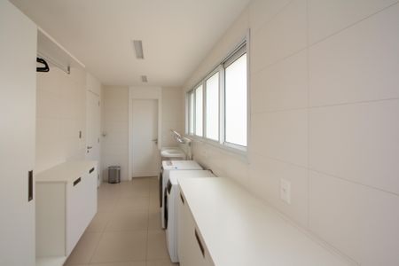 Apartamento à venda com 275m², 3 quartos e 5 vagas Apartamento à venda com 275m², 3 quartos e 5 vagasÁrea de Serviço
