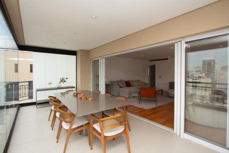 Apartamento à venda com 275m², 3 quartos e 5 vagas Apartamento à venda com 275m², 3 quartos e 5 vagasVaranda da Sala