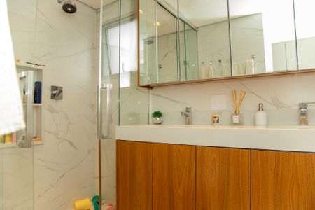 Apartamento à venda com 170m², 4 quartos e 2 vagas Apartamento à venda com 170m², 4 quartos e 2 vagasBanheiro da Suíte