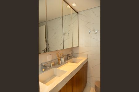Apartamento à venda com 170m², 4 quartos e 2 vagas Apartamento à venda com 170m², 4 quartos e 2 vagasBanheiro da Suíte