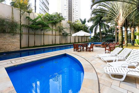 Apartamento à venda com 184m², 3 quartos e 4 vagas Apartamento à venda com 184m², 3 quartos e 4 vagasÁrea comum - Piscina
