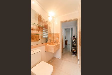 Casa à venda com 321m², 5 quartos e 4 vagas Casa à venda com 321m², 5 quartos e 4 vagasBanheiro de serviço