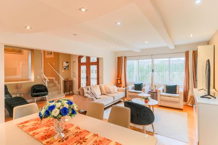 Casa à venda com 321m², 5 quartos e 4 vagas Casa à venda com 321m², 5 quartos e 4 vagasSala