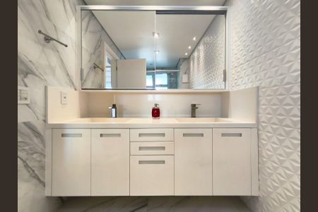 Apartamento à venda com 268m², 4 quartos e 4 vagas Apartamento à venda com 268m², 4 quartos e 4 vagasBanheiro da Suíte 2