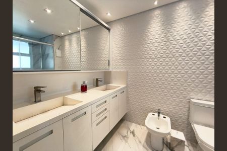 Apartamento à venda com 268m², 4 quartos e 4 vagas Apartamento à venda com 268m², 4 quartos e 4 vagasBanheiro da Suíte 2