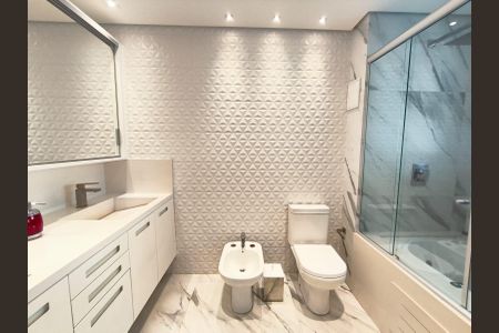 Apartamento à venda com 268m², 4 quartos e 4 vagas Apartamento à venda com 268m², 4 quartos e 4 vagasBanheiro da Suíte 2