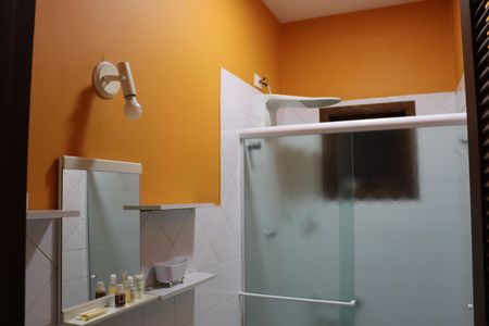 Casa de condomínio para alugar com 323m², 4 quartos e 5 vagasBanheiro Social