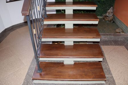 Casa de condomínio para alugar com 323m², 4 quartos e 5 vagasEscada 