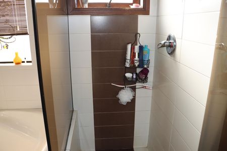 Casa de condomínio para alugar com 323m², 4 quartos e 5 vagasBanheiro da Suíte 2