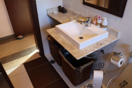 Casa de condomínio para alugar com 323m², 4 quartos e 5 vagasBanheiro da Suíte 3