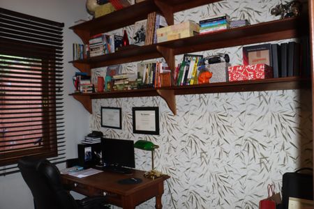 Casa de condomínio para alugar com 323m², 4 quartos e 5 vagasEscritório