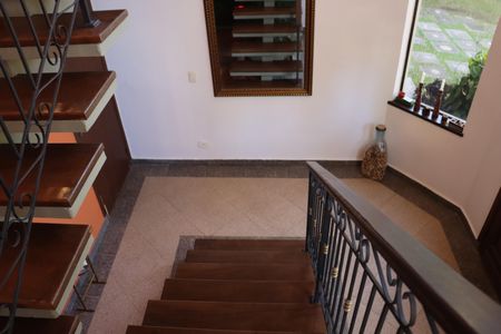 Casa de condomínio para alugar com 323m², 4 quartos e 5 vagasEscada 