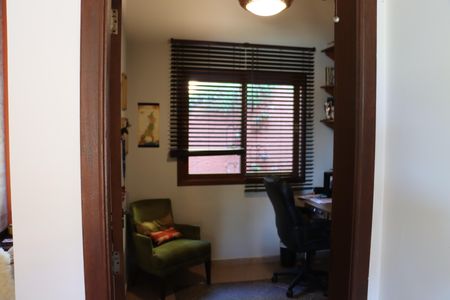 Casa de condomínio para alugar com 323m², 4 quartos e 5 vagasEscritório