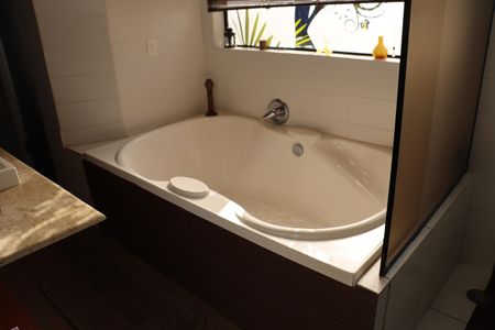 Casa de condomínio para alugar com 323m², 4 quartos e 5 vagasBanheiro da Suíte 2