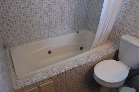 Casa de condomínio para alugar com 323m², 4 quartos e 5 vagasBanheiro da Suíte 1