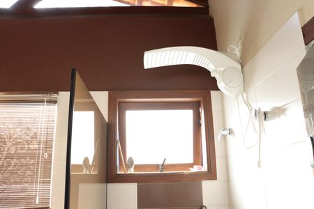 Casa de condomínio para alugar com 323m², 4 quartos e 5 vagasBanheiro da Suíte 2