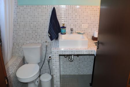 Casa de condomínio para alugar com 323m², 4 quartos e 5 vagasBanheiro da Suíte 1