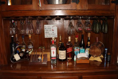 Casa de condomínio para alugar com 323m², 4 quartos e 5 vagasAdega