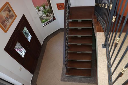 Casa de condomínio para alugar com 323m², 4 quartos e 5 vagasEscada 