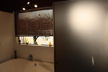 Casa de condomínio para alugar com 323m², 4 quartos e 5 vagasBanheiro da Suíte 2